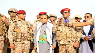 نائب رئيس مجلس الشورى ورئيس الاركان يتفقدان الوحدات العسكرية في المنطقة السادسة